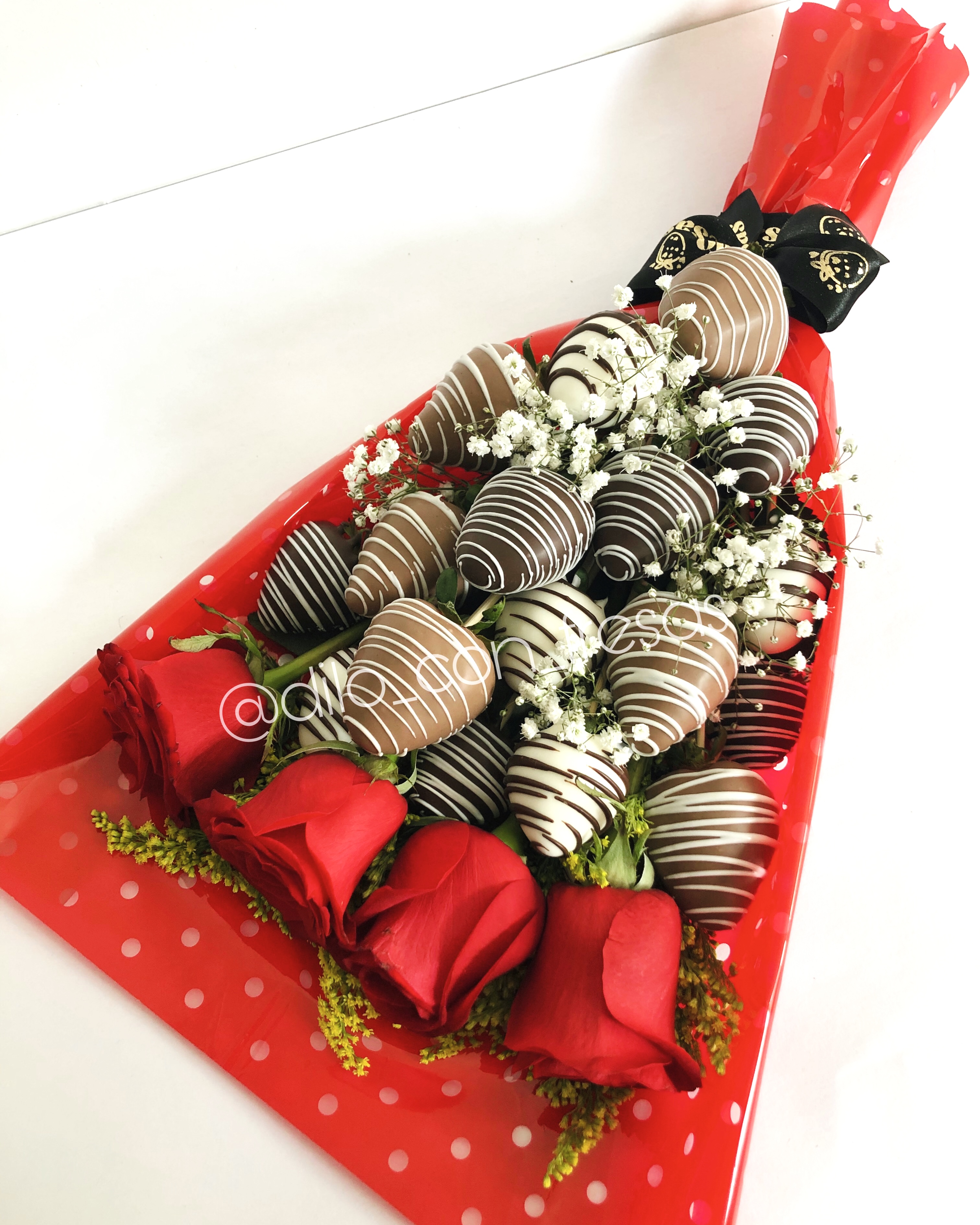 9 Fresas de Chocolate con Leche y Chocolate Blanco, 2 Corazones Hot  Chocolate Hearts y 1 Rosa Natural para San Valentín. - Pastel Chic